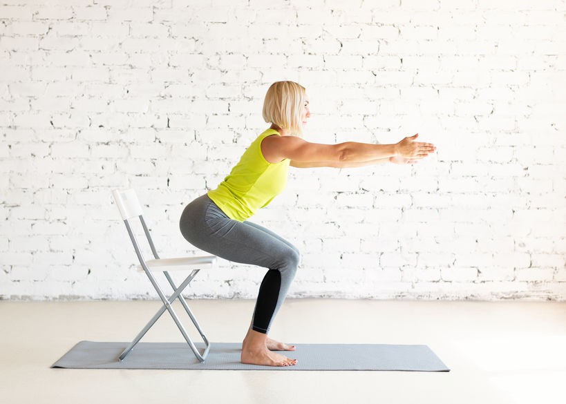 La posture de la chaise pour les débutants La posture de la chaise : l'asana de la puissance