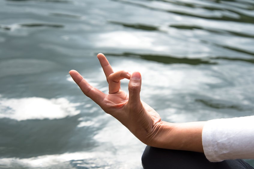 Les bienfaits de Varuna Mudra Les bienfaits traditionnellement attribués à Varuna Mudra