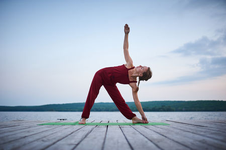 Découvrez la posture du triangle inversé dans le yoga Comment réaliser Parivrtta Trikonasana