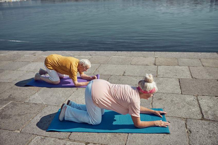 Pratiquez le yoga à deux pour profiter de ses bienfaits Les bienfaits du yoga à deux