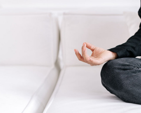 Yoga des doigts : le Shuni Mudra 
