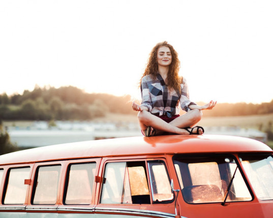 Yoga : guide de survie sur la route des vacances