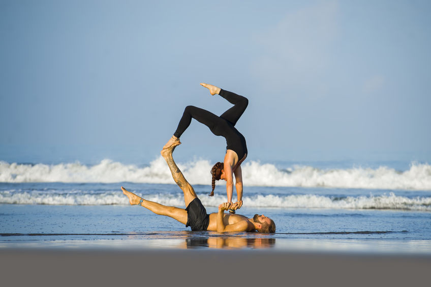 Le yoga est Amour Pratiquer le yoga en couple, une bonne idée